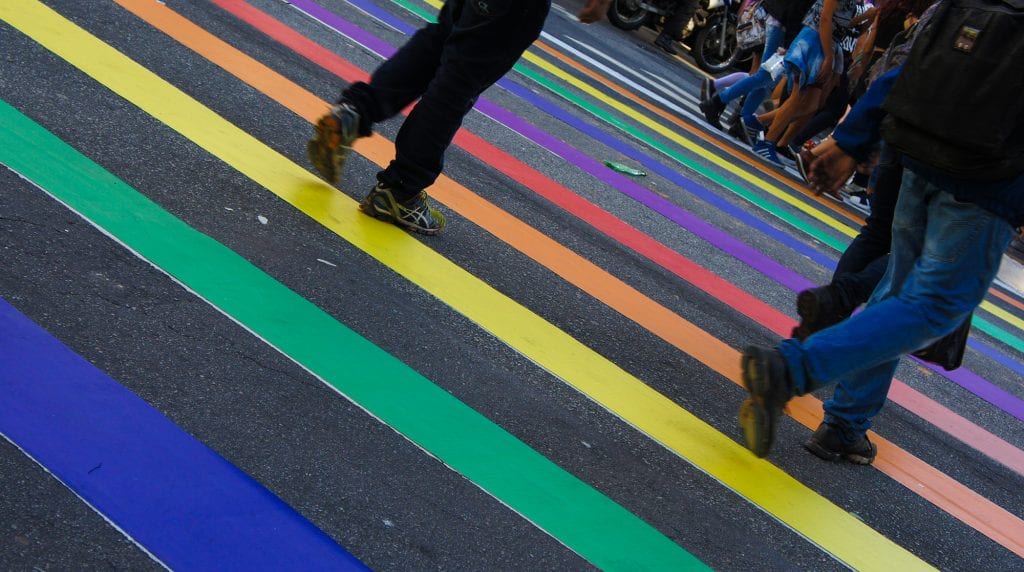 Faixa de pedestre em homenagem ao orgulho LGBT+. 21ª Parada do Orgulho LGBT. Av Paulsta. São Paulo. Elle Fortes